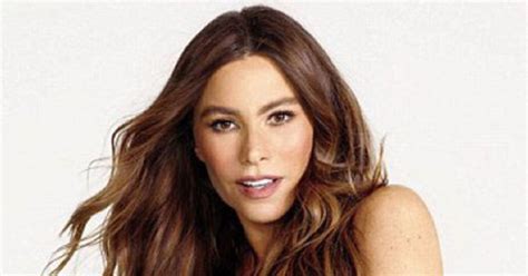 sofia vergara nake|Sofia Vergara shares naked photo from 2015 Vanity Fair cover。